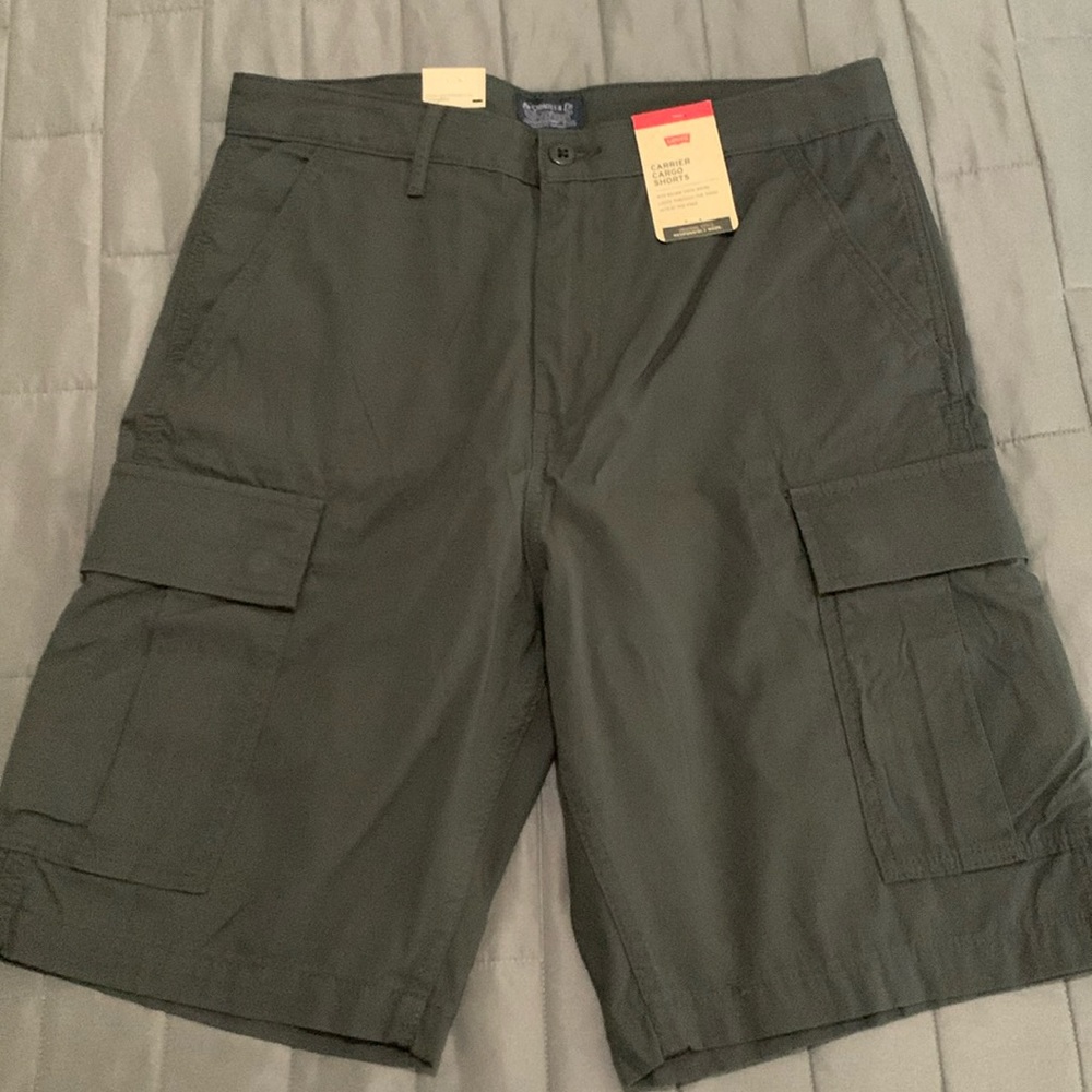Brand new Levi’s carrier cargo men’s shorts